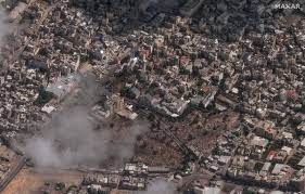 Imagem de satélite mostra a destruição no Hospital Árabe al-Ahli, na Cidade de Gaza; que Israel nega ter sido o autor e atribui episódio a um foguete do grupo terrorista que teria falhado e caído no próprio território, conforme imagens que tem divulgado — Foto: Maxar Technologies - AFP